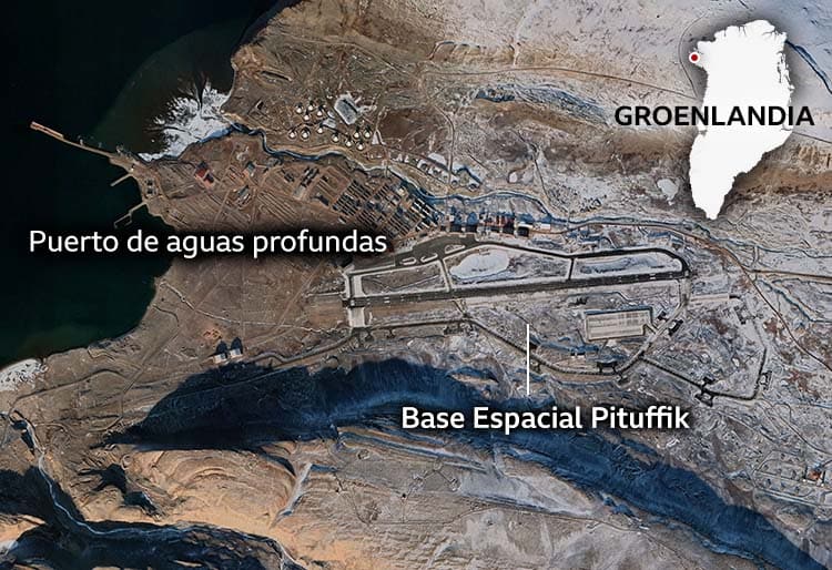 Una imagen satelital que muestra la base estadounidense en Thule, o Pituffik, con el aeropuerto ubicado justo al este de un puerto de aguas profundas.