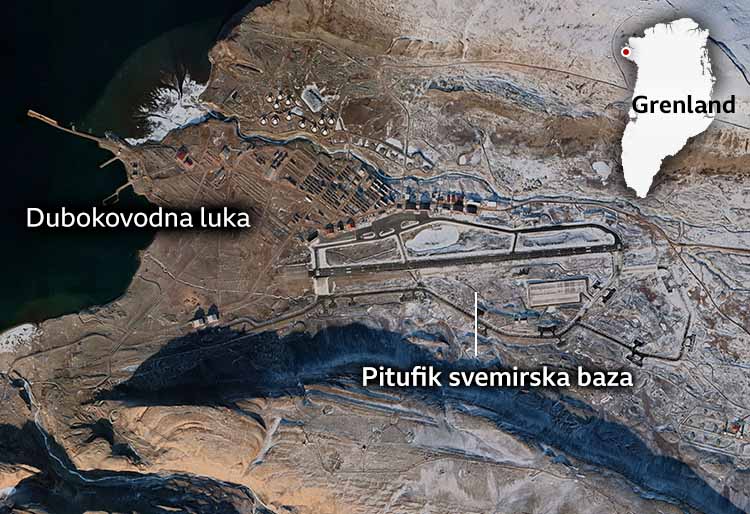 Satelitski snimak američke baze u Tulu, ili Pitufiku, na kojem se vidi aerodrom na samom istoku dubokovodne luke.