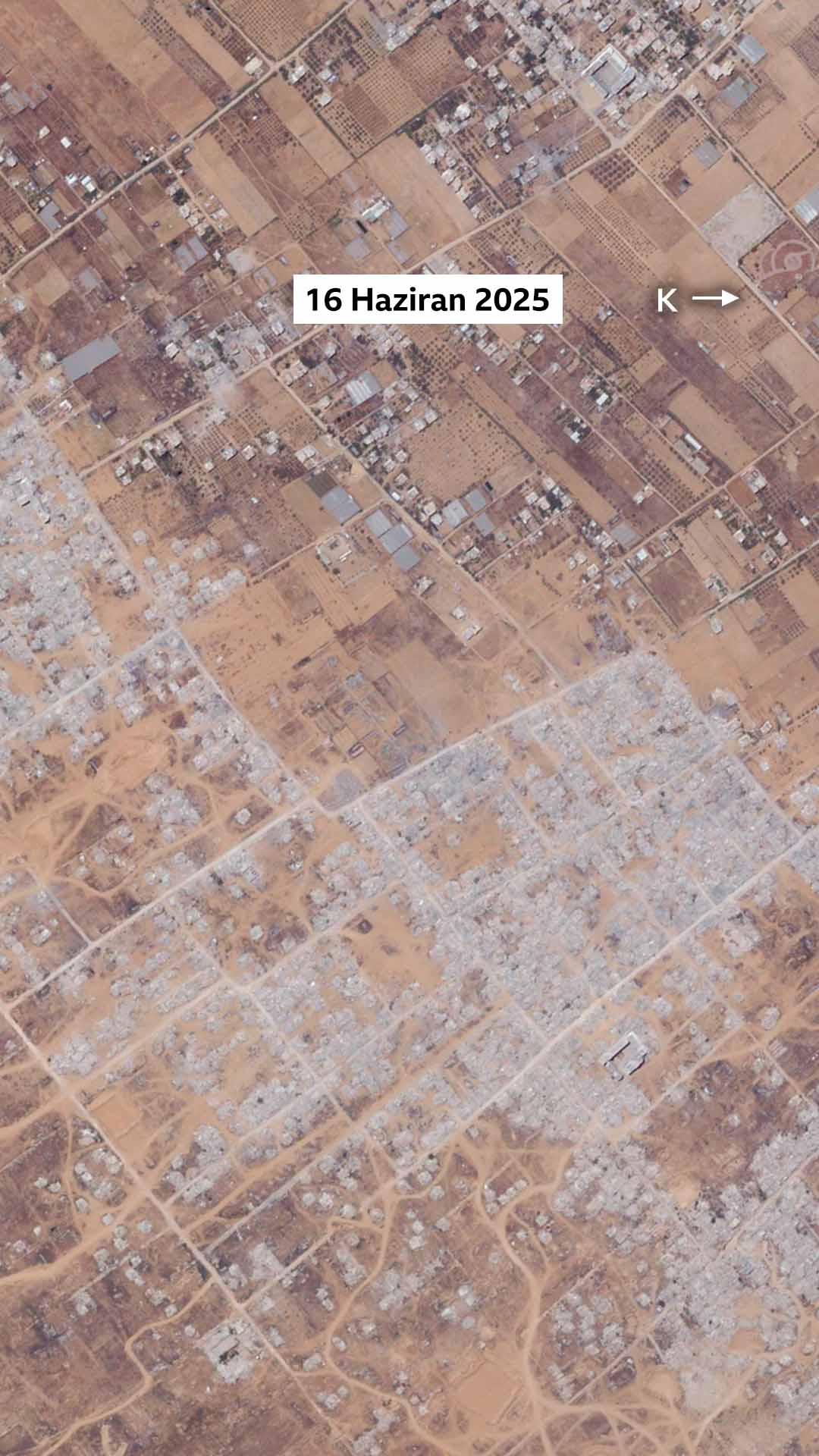 Khuza'nın 16 Haziran 2025'teki uydu görüntüsü. Bölgedeki binalar, seralar ve bitki örtüsünün çoğunun yok edildiği görülüyor.