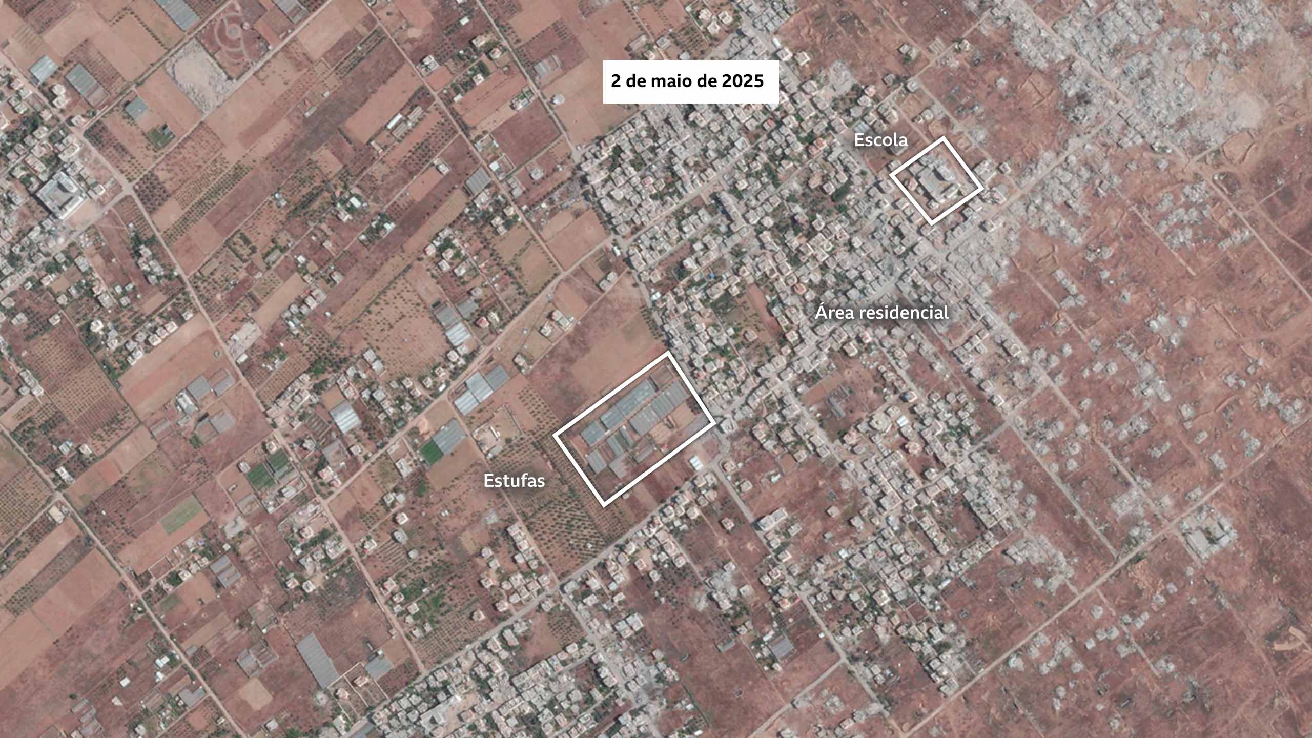 Uma imagem de satélite de Khuza'a em 2 de maio de 2025. A área com a maioria dos edifícios é identificada como o assentamento principal. Uma área menor é identificada como estufas