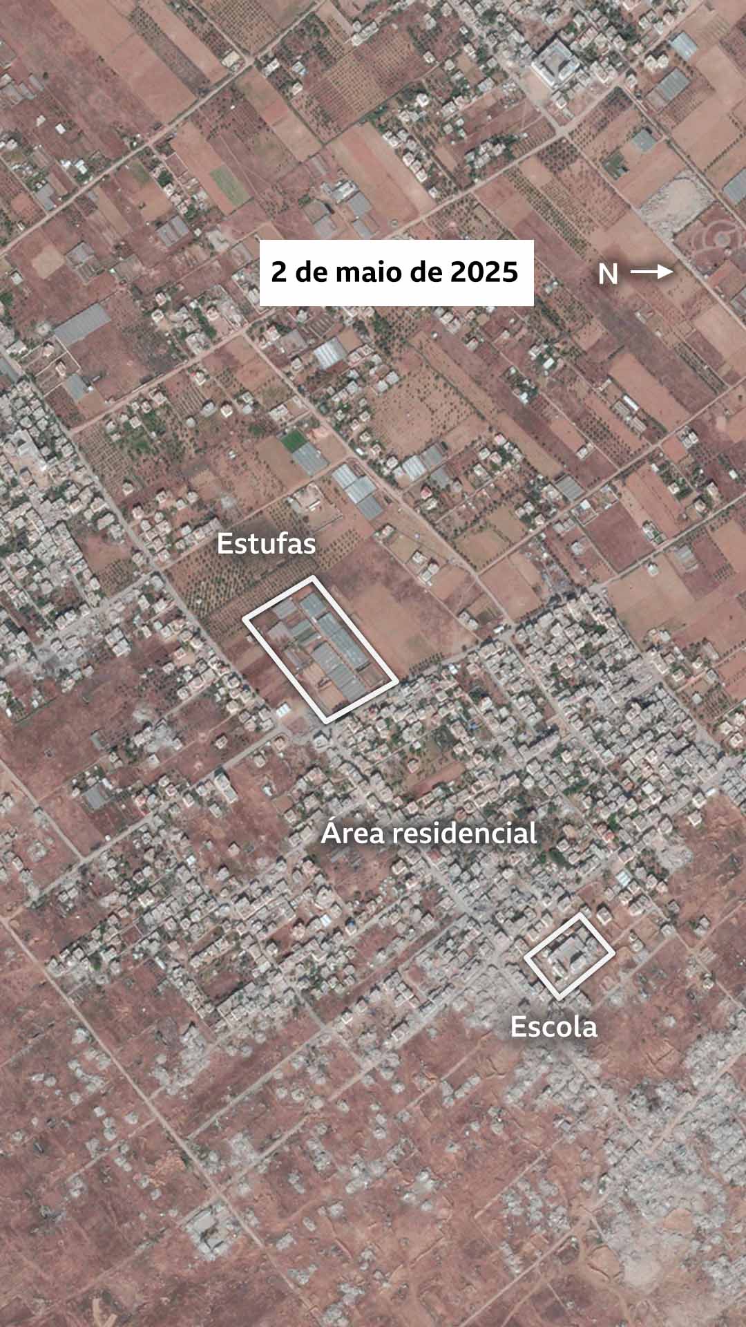 Uma imagem de satélite de Khuza'a em 2 de maio de 2025. A área com a maioria dos edifícios é identificada como o assentamento principal. Uma área menor é identificada como estufas