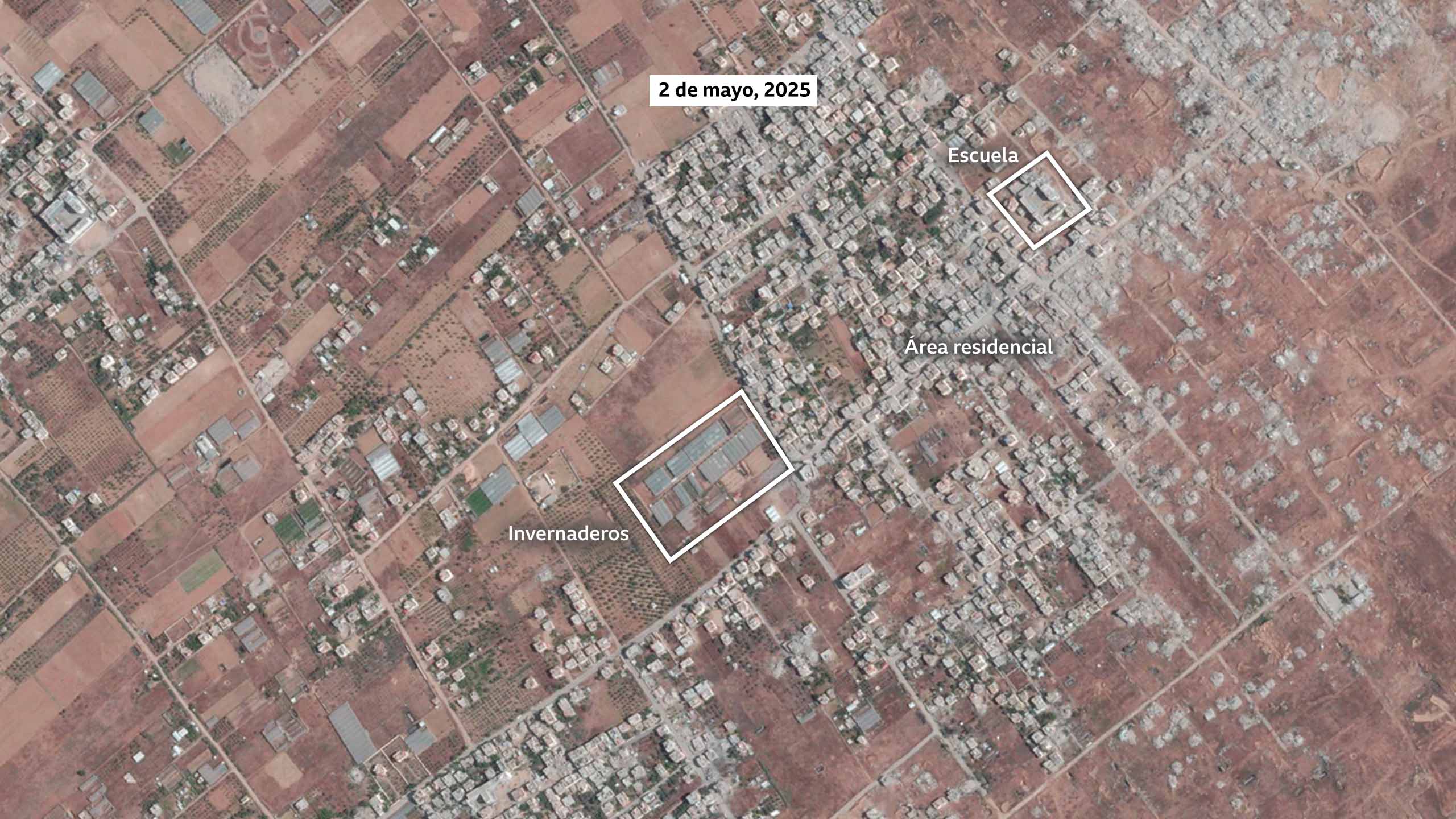 Imagen satelital de Khuza'a del 2 de mayo de 2025. La zona con la mayoría de los edificios se denomina asentamiento principal. Una zona más pequeña está marcada como invernaderos.