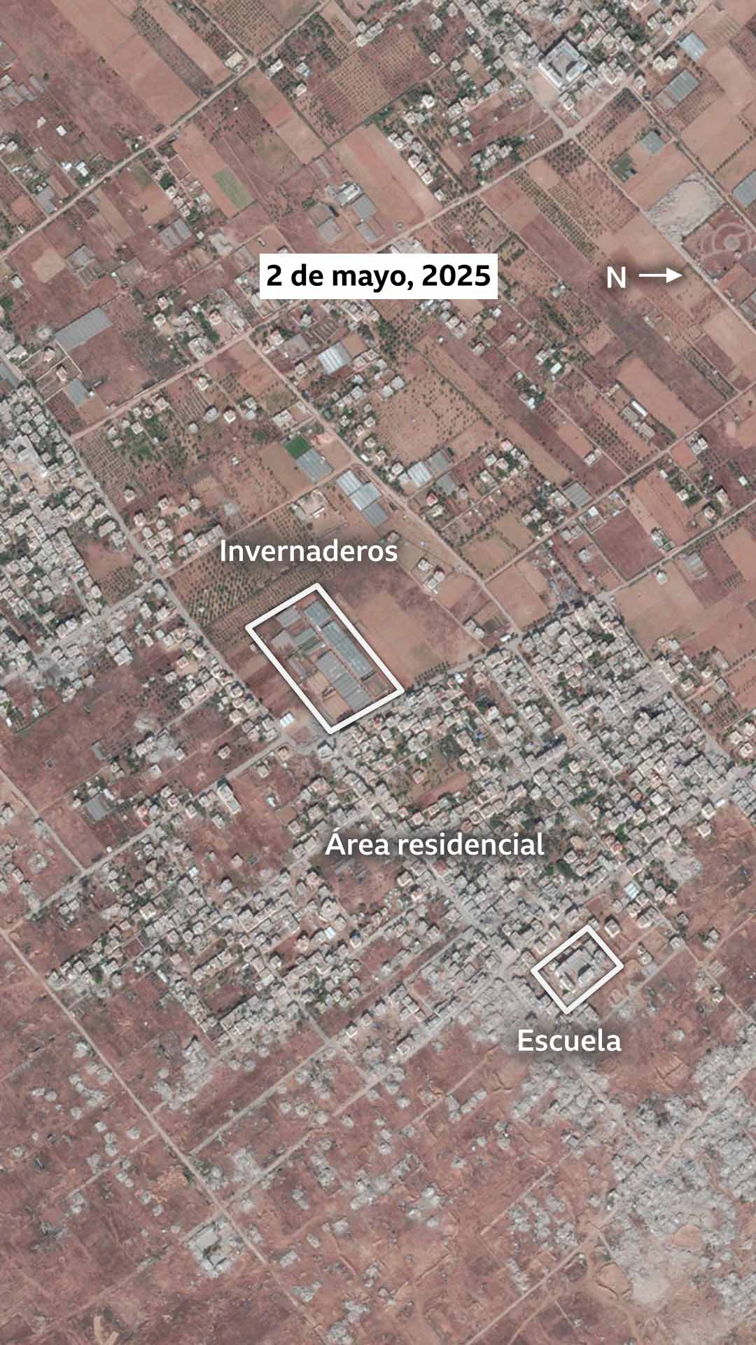 Imagen satelital de Khuza'a del 2 de mayo de 2025. La zona con la mayoría de los edificios se denomina asentamiento principal. Una zona más pequeña está marcada como invernaderos.