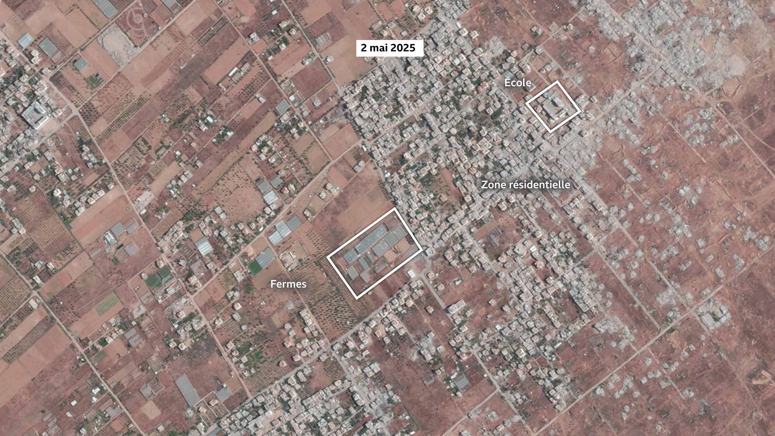 Image satellite de Khuza'a le 2 mai 2025. La zone où se trouve la majorité des bâtiments est désignée comme étant l'agglomération principale. Une zone plus petite est étiquetée comme étant des serres