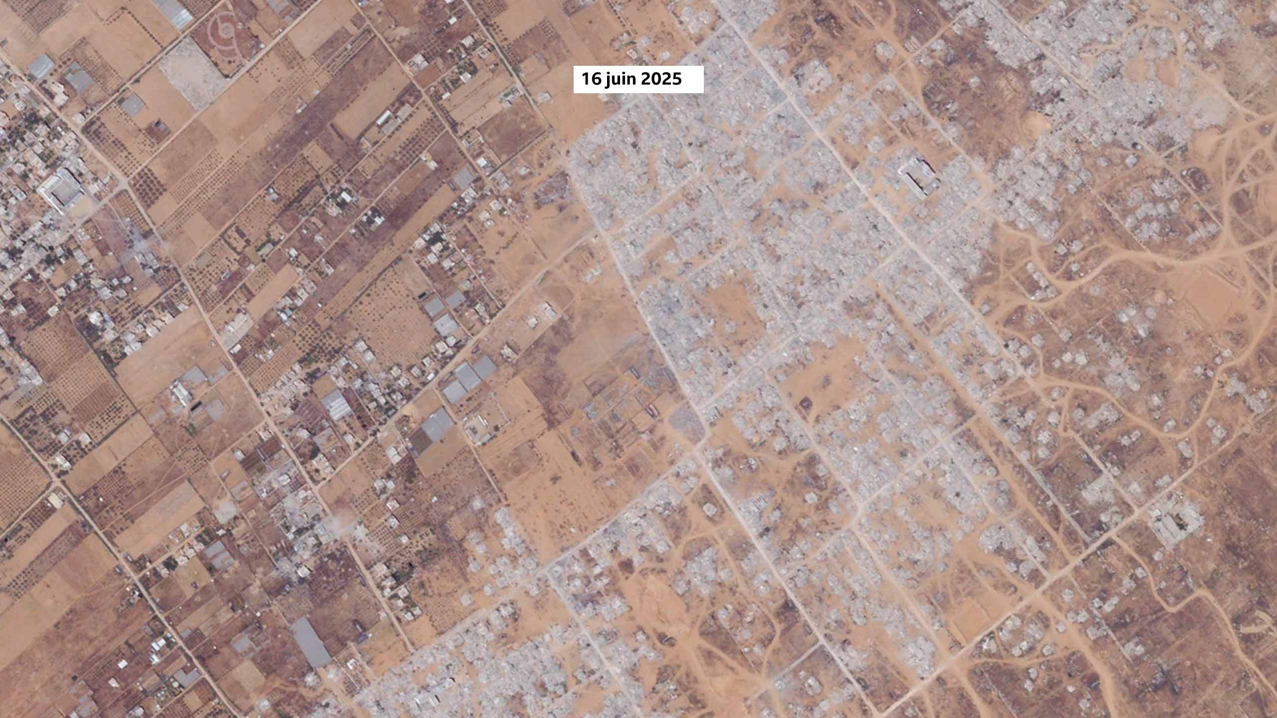 Image satellite de Khuza'a le 16 juin 2025. L'image montre que la plupart des bâtiments du village, les serres et la majeure partie de la végétation ont été détruits.