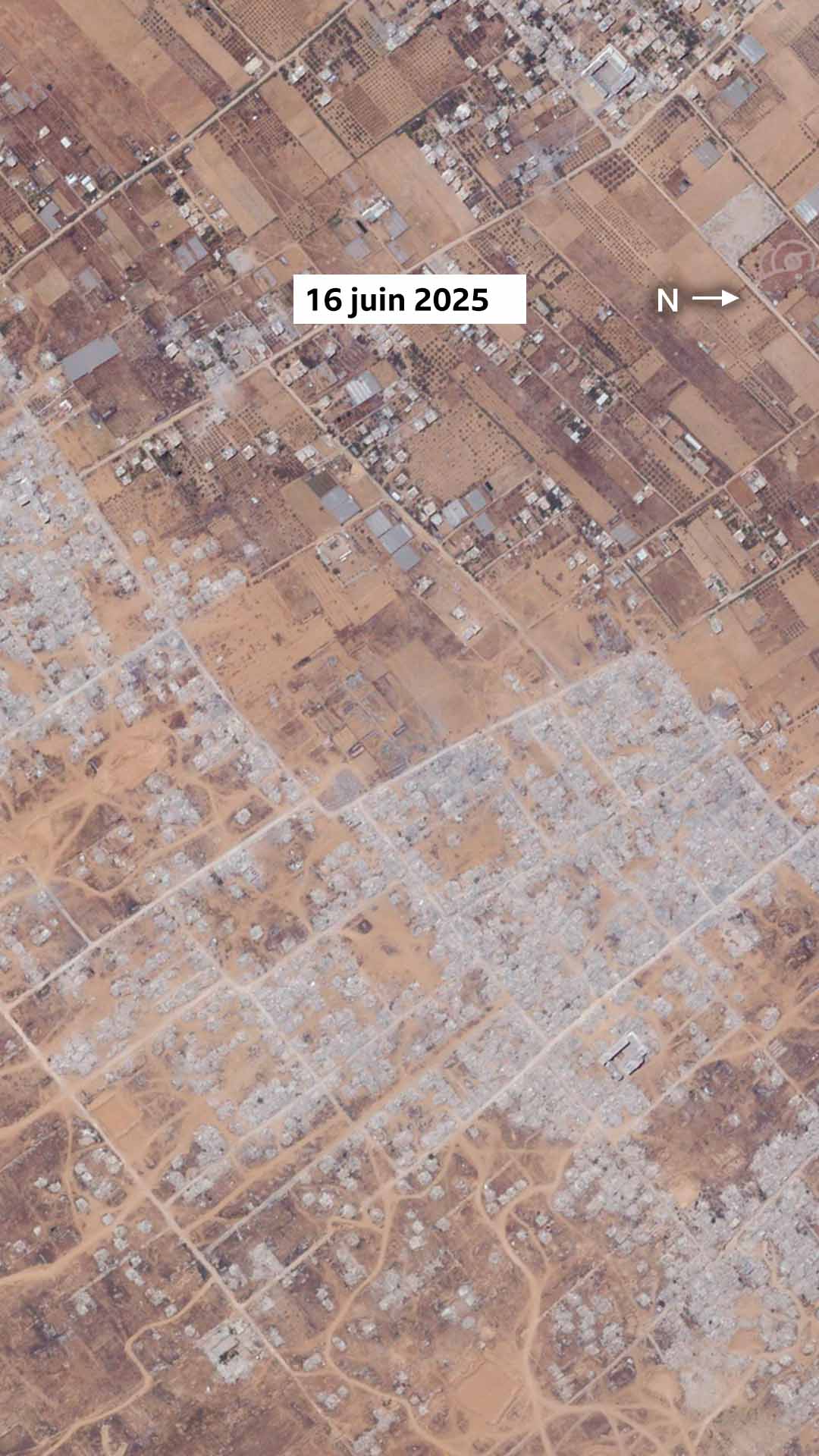 Image satellite de Khuza'a le 16 juin 2025. L'image montre que la plupart des bâtiments du village, les serres et la majeure partie de la végétation ont été détruits.
