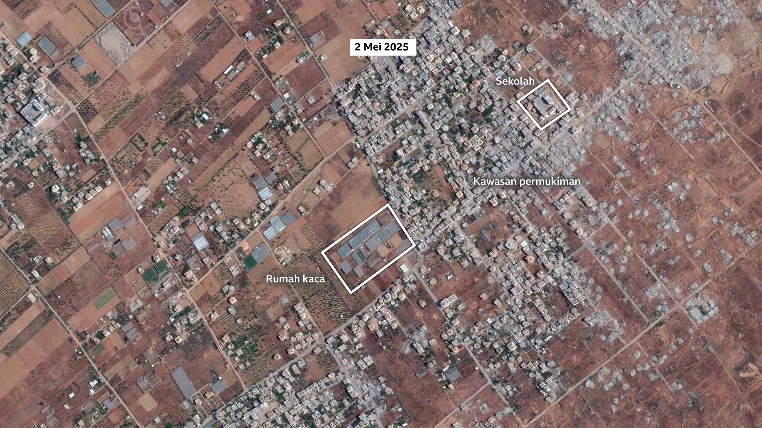 Foto satelit Khuza'a pada 2 Mei 2025. Area dengan mayoritas bangunan ditandai sebagai permukiman utama. Area yang lebih kecil ditandai sebagai rumah kaca.