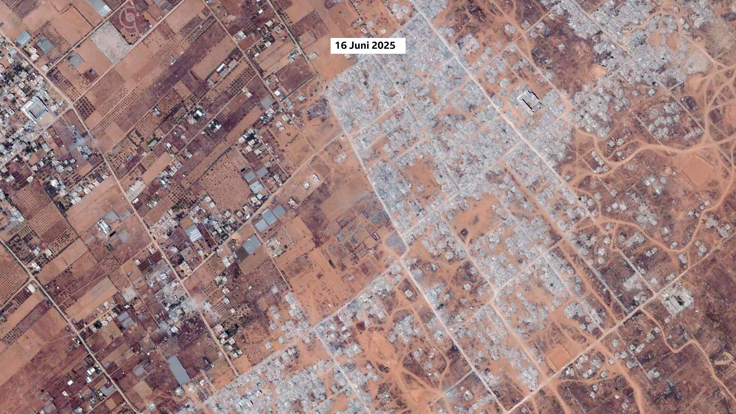 Foto satelit Khuza'a pada 16 Juni 2025. Foto tersebut menunjukkan bahwa sebagian besar bangunan di pemukiman, rumah kaca, dan sebagian besar vegetasi telah hancur.