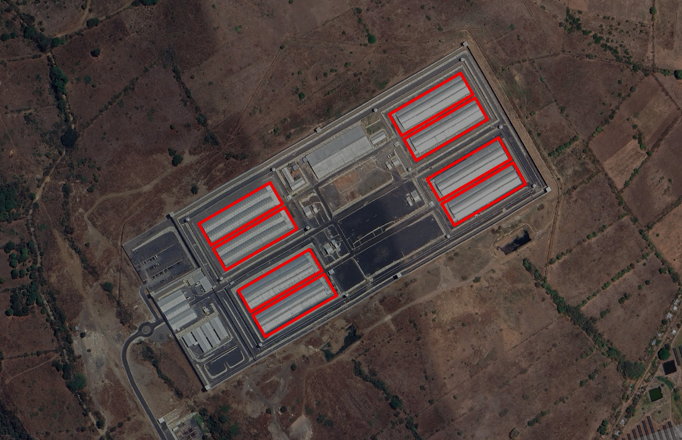 Imagen aérea del Cecot con los bloques de celdas resaltados dentro de líneas rojas