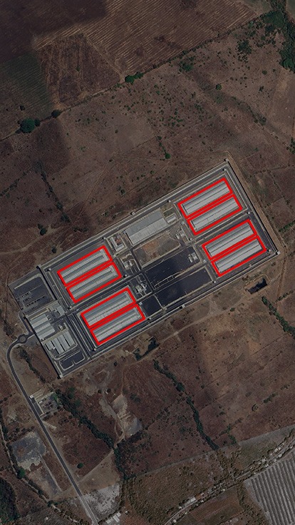 Imagen aérea del Cecot con los bloques de celdas resaltados dentro de líneas rojas