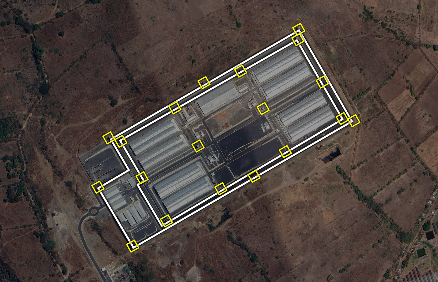 Imagen aérea del Cecot con los muros perimetrales resaltados en líneas blancas y las cámaras de vigilancia en cuadrados amarillos