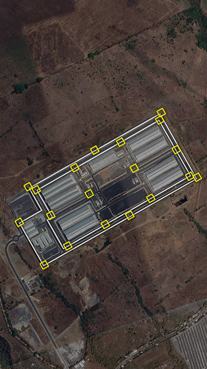 Imagen aérea del Cecot con los muros perimetrales resaltados en líneas blancas y las cámaras de vigilancia en cuadrados amarillos
