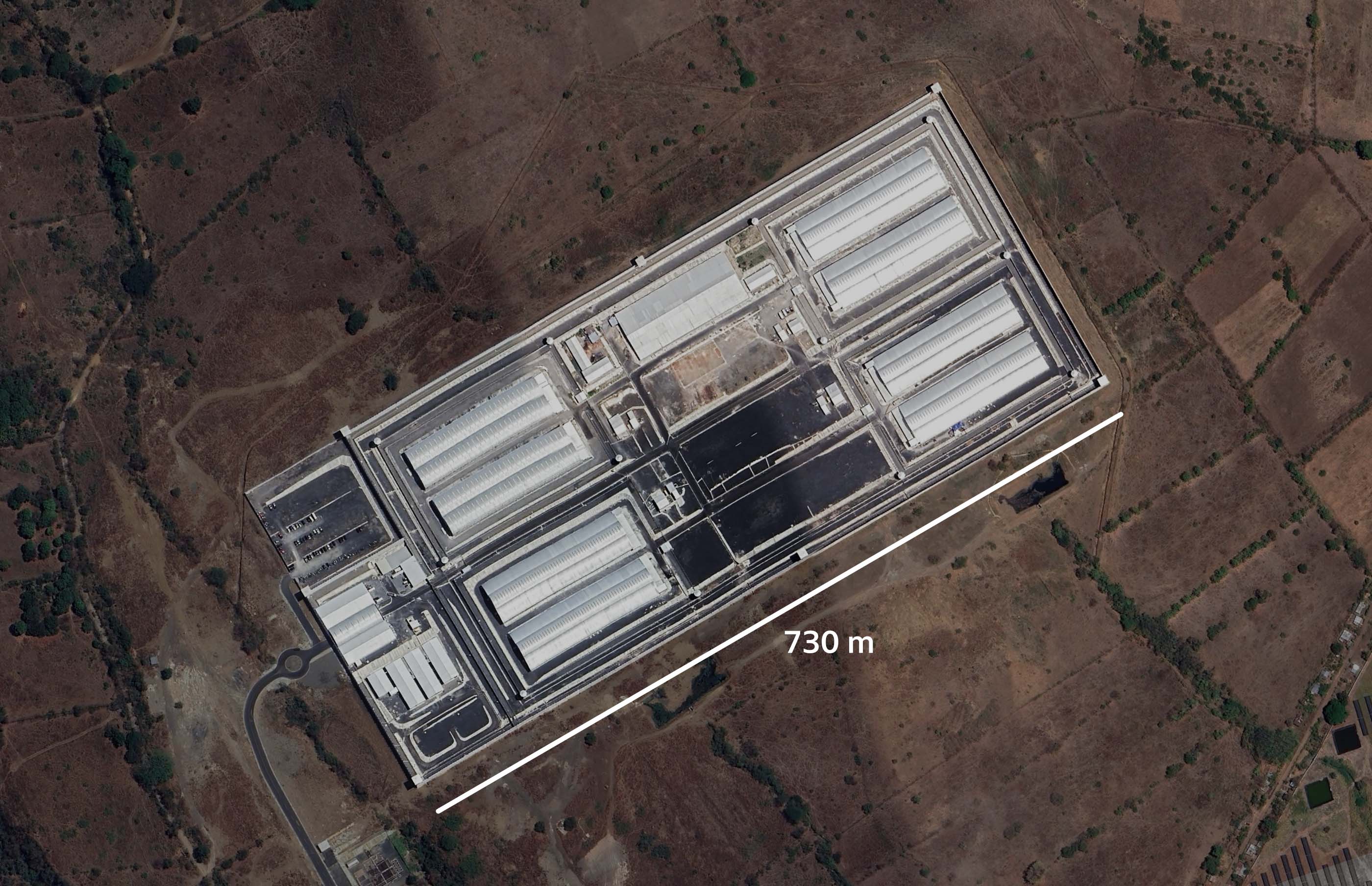 Imagen aérea de la prisión de Cecot que muestra que el sitio tiene 730 metros de largo.