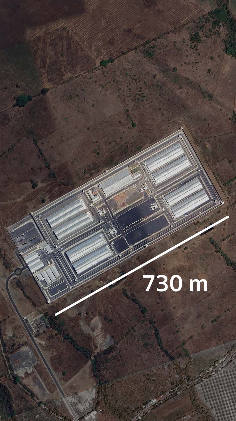 Imagen aérea de la prisión de Cecot que muestra que el sitio tiene 730 metros de largo.