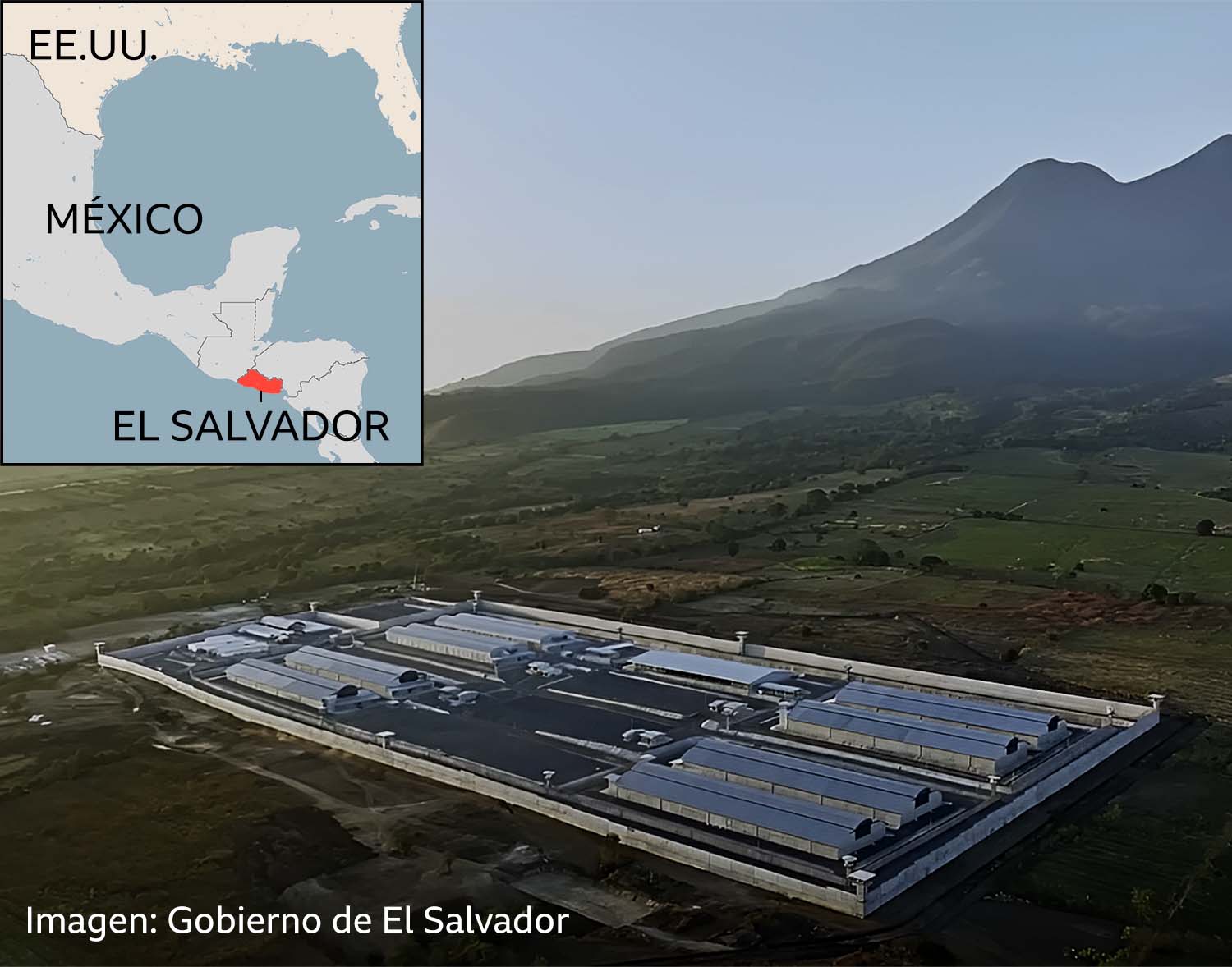 Imagen aérea de la cárcel Cecot en El Salvador, con un pequeño mapa que ubica la prisión en relación a la capital San Salvador.