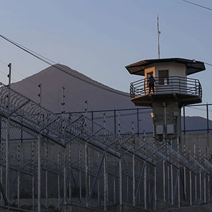 Imagen de una de las torres de vigilancia del Cecot