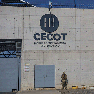 Un muro de la cárcel que dice "Cecot: Centro de Confinamiento del Terrorismo"