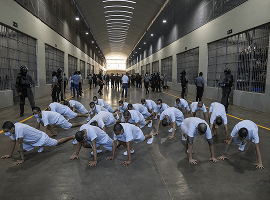 Reclusos del Cecot durante una sesión de ejercicios en un pasillo de la cárcel