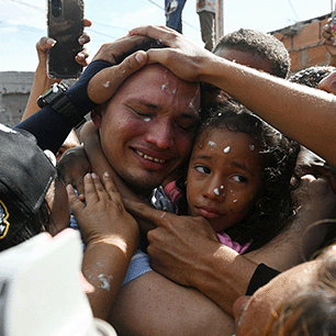 Mervin Yamarte abraza a una niña y a un grupo de vecinos tras su llegada a Venezuela