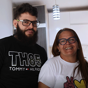 Wilken Flores junto a su madre en la casa familiar en Venezuela.