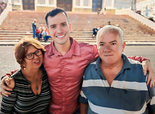 Andry Hernández posa abrazado a sus padres en Venezuela.