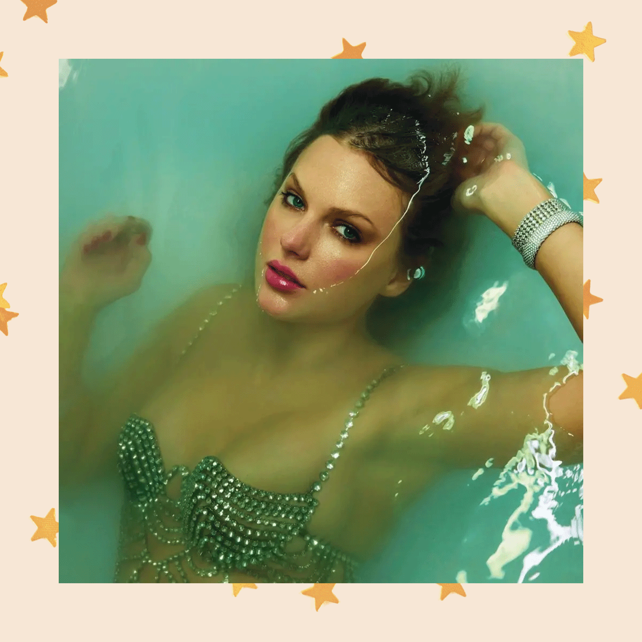Portada del álbum The Life of a Showgirl, con Taylor Swift sumergida en el agua, enmarcada por un borde beige con estrellas naranjas.