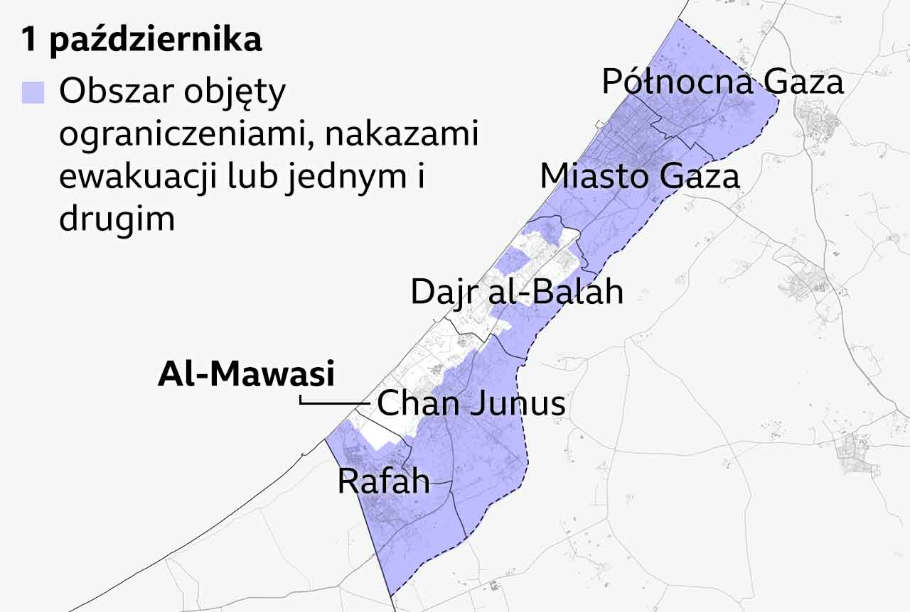 Mapa Strefy Gazy z 1 października 2025 r., zaznaczona na fioletowo obszarami objętymi ograniczeniami i nakazami ewakuacji. Obejmuje całą północną część Strefy Gazy i prowincje miasta Gaza, a także prawie cały obszar Rafah oraz zachód od Chan Junus i Dajr al-Balah. Obszar Al-Mawasi w południowo-wschodniej części Strefy Gazy jest zaznaczony cienkim pasem nieobjętym izraelskimi ograniczeniami.