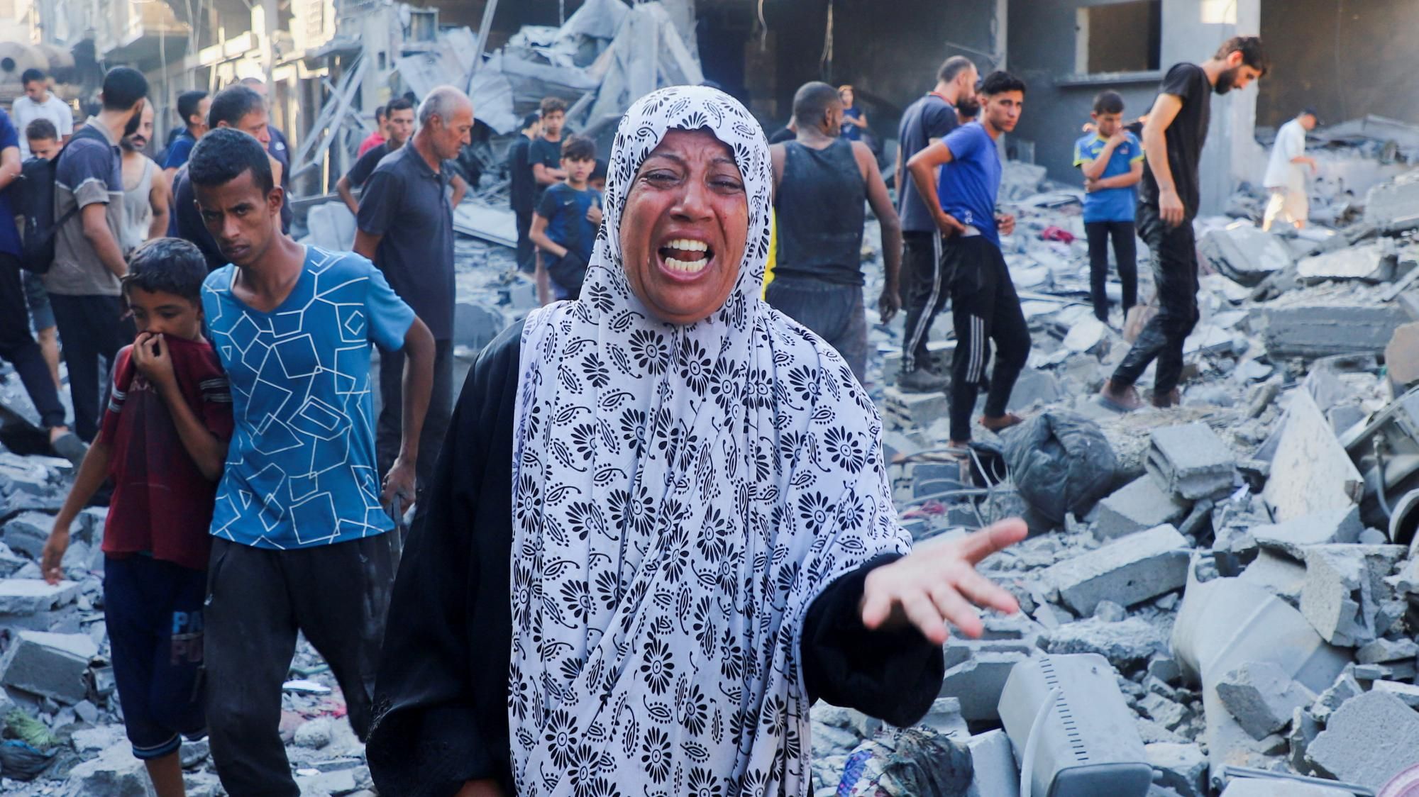 Kobieta reaguje po nocnym izraelskim ataku lotniczym na dom w mieście Gaza, na północy Gazy (16 września 2025 r.)