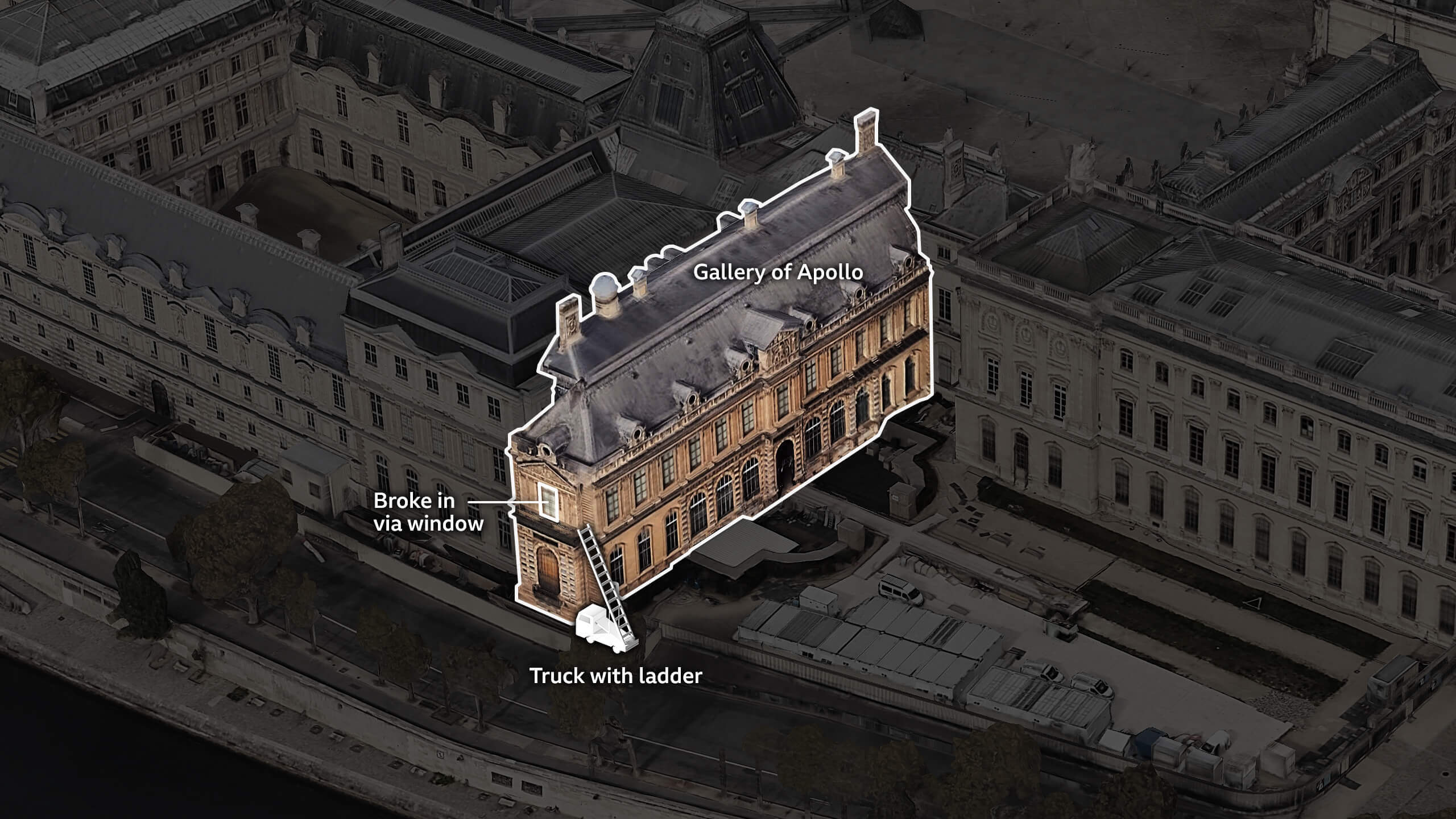 Një imazh tjetër nga Google Earth, me një pamje më të afërt të krahut të ndërtesës ku ndodhet Galeria e Apollonit, që tregon pozicionin e saj në cepin juglindor të muzeut. Shfaqet një model i një kamioni me një shkallë mekanike të mbështetur në ndërtesë, duke treguar se si grabitësit arritën të hynin në galeri në katin e parë.