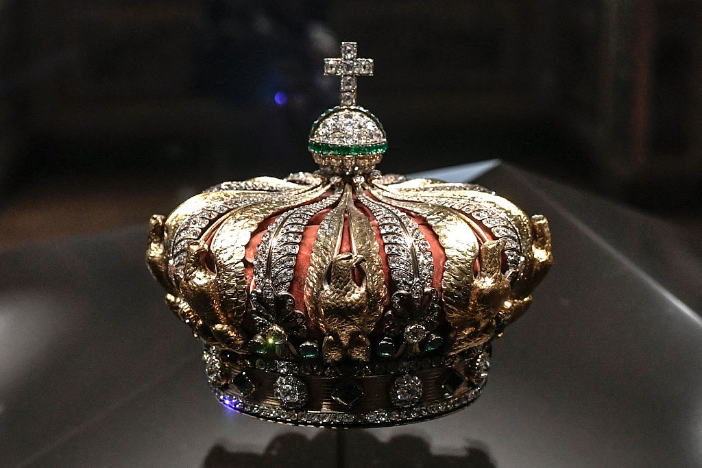 Kurora e Eugénie-s, e cila është prej ari, e zbukuruar me diamante dhe smeralde dhe ka një motiv të përsëritur rreth perimetrit të saj me shqiponja me krahët e mbajtur lart.