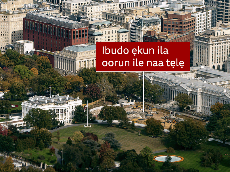Aworan ọọkan ile ijọba, to fi bi wọn sẹ n kọle lọwọ han nibi ti abala Ila-Oorun rẹ duro si tẹlẹ . Wọn fi ọda pupa kọ akọle sibẹ to fi orukọ rẹ tẹlẹ han, awọn igi yi i ka, ile ijọba wa nitosi, ati ile funfun funra rẹ .
