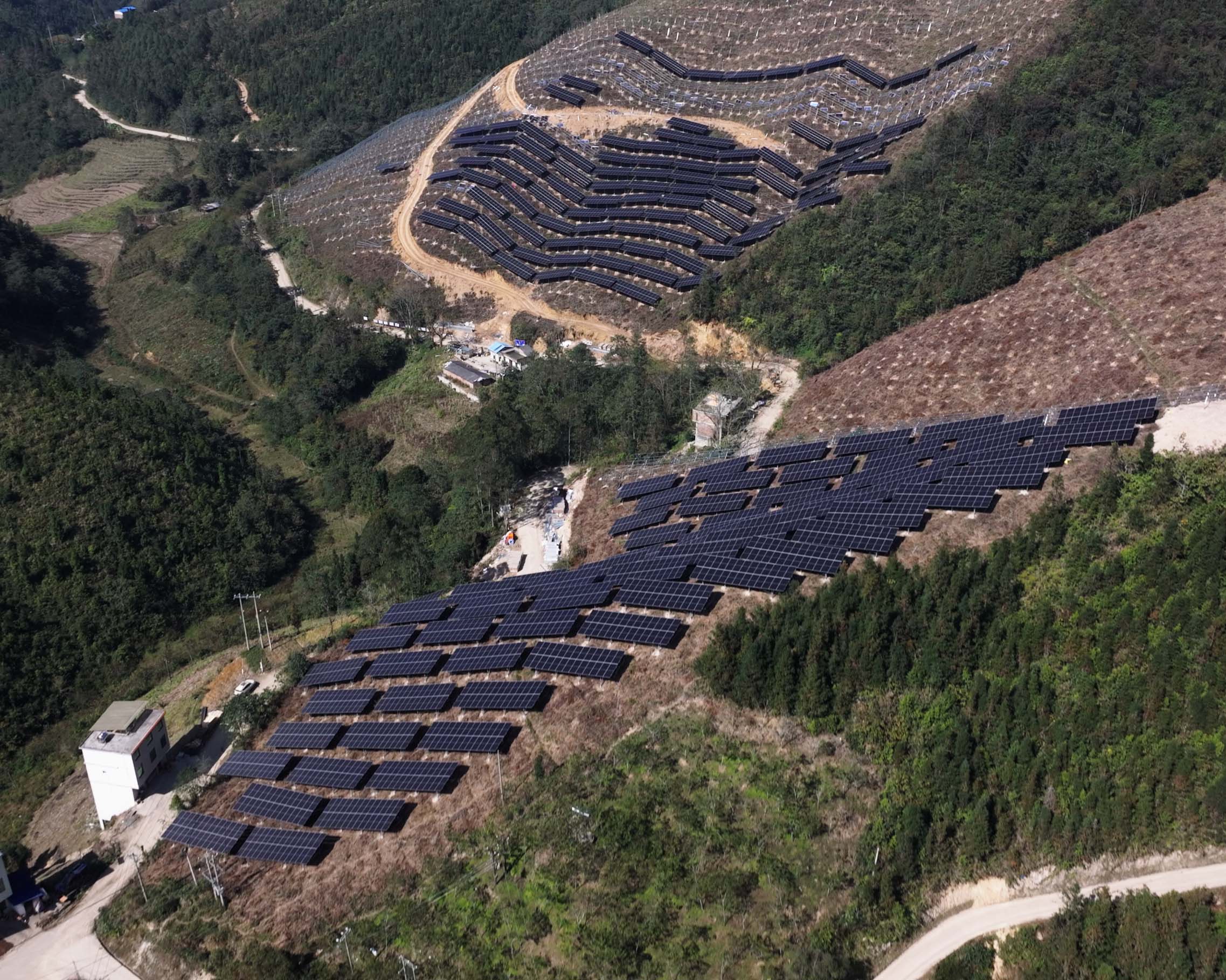 雲南連綿起伏山丘上的太陽能板