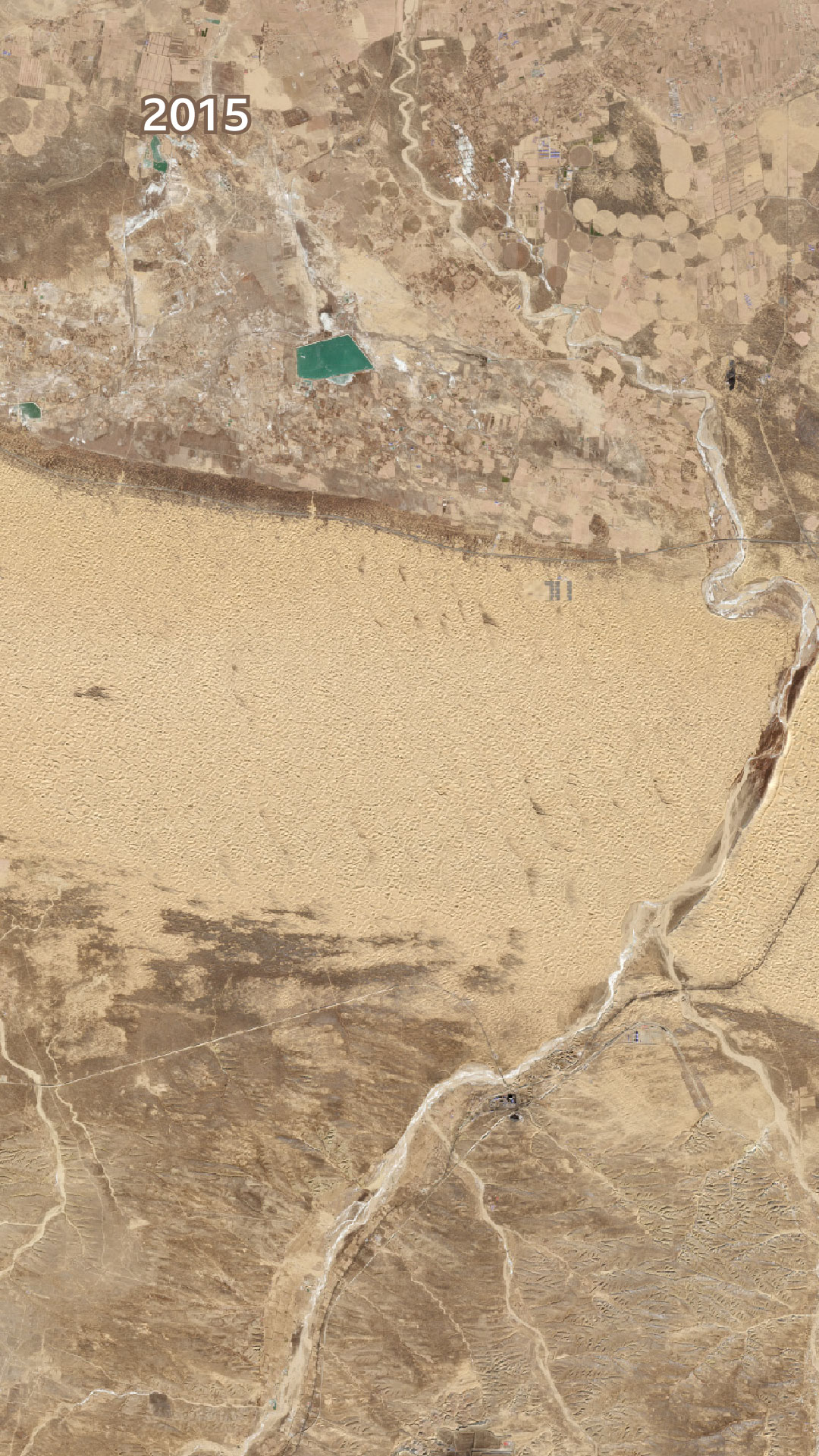 2016年的內蒙古沙漠，畫面中央可見一小片太陽能板