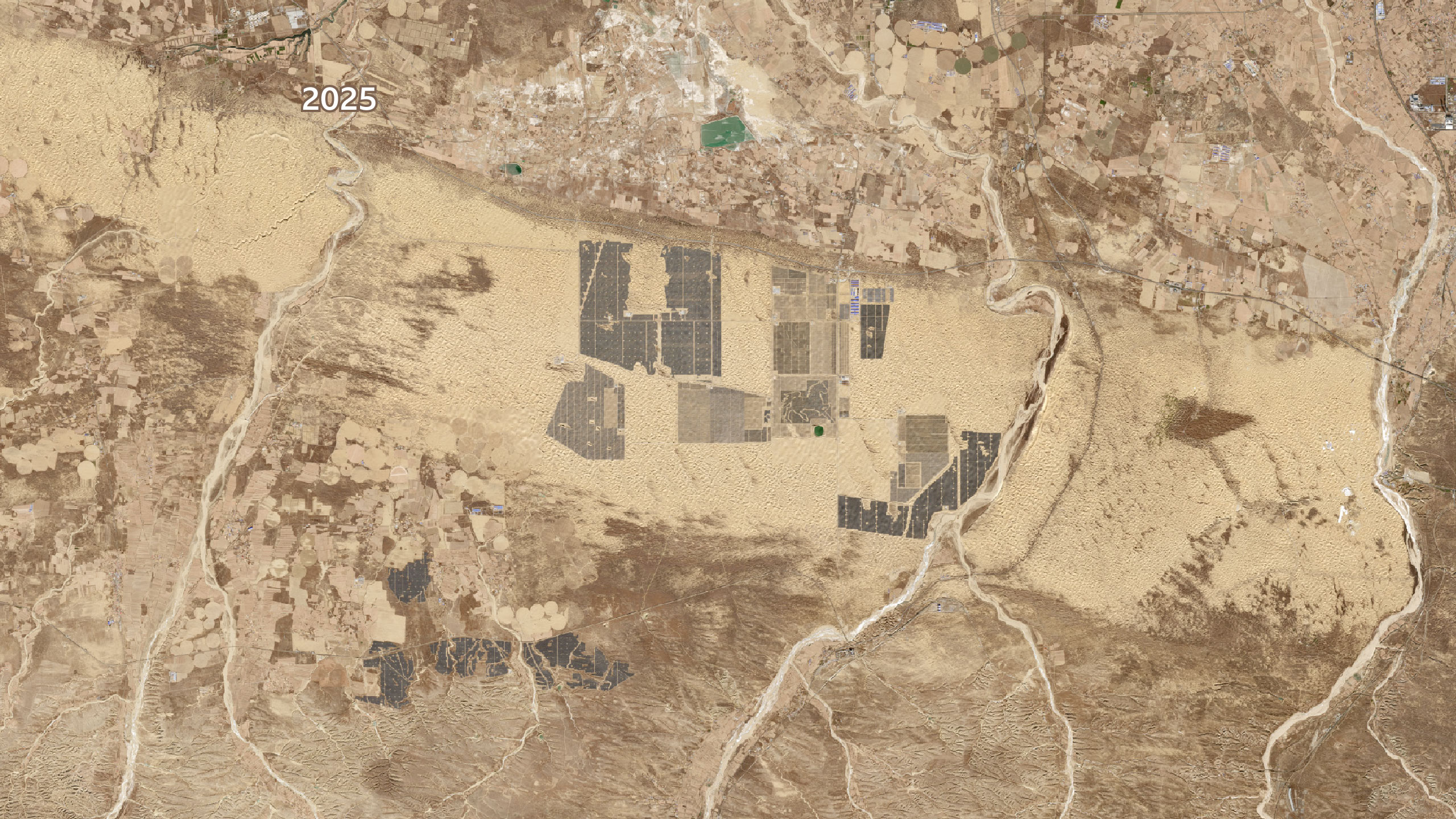 2025年的同一片沙漠，如今已被大片太陽能板覆蓋