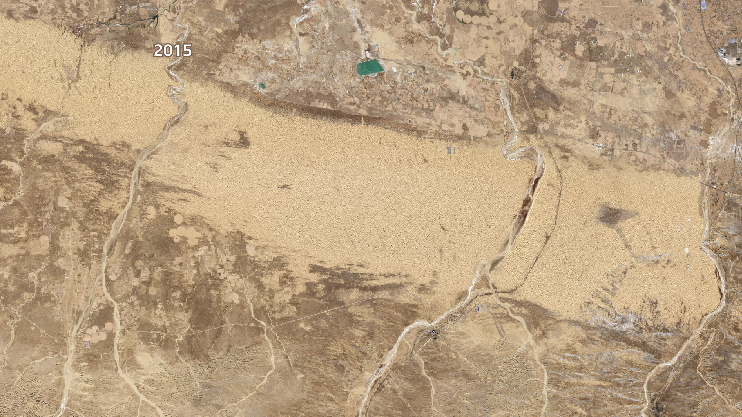 2016年的內蒙古沙漠,畫面中央可見一小片太陽能板