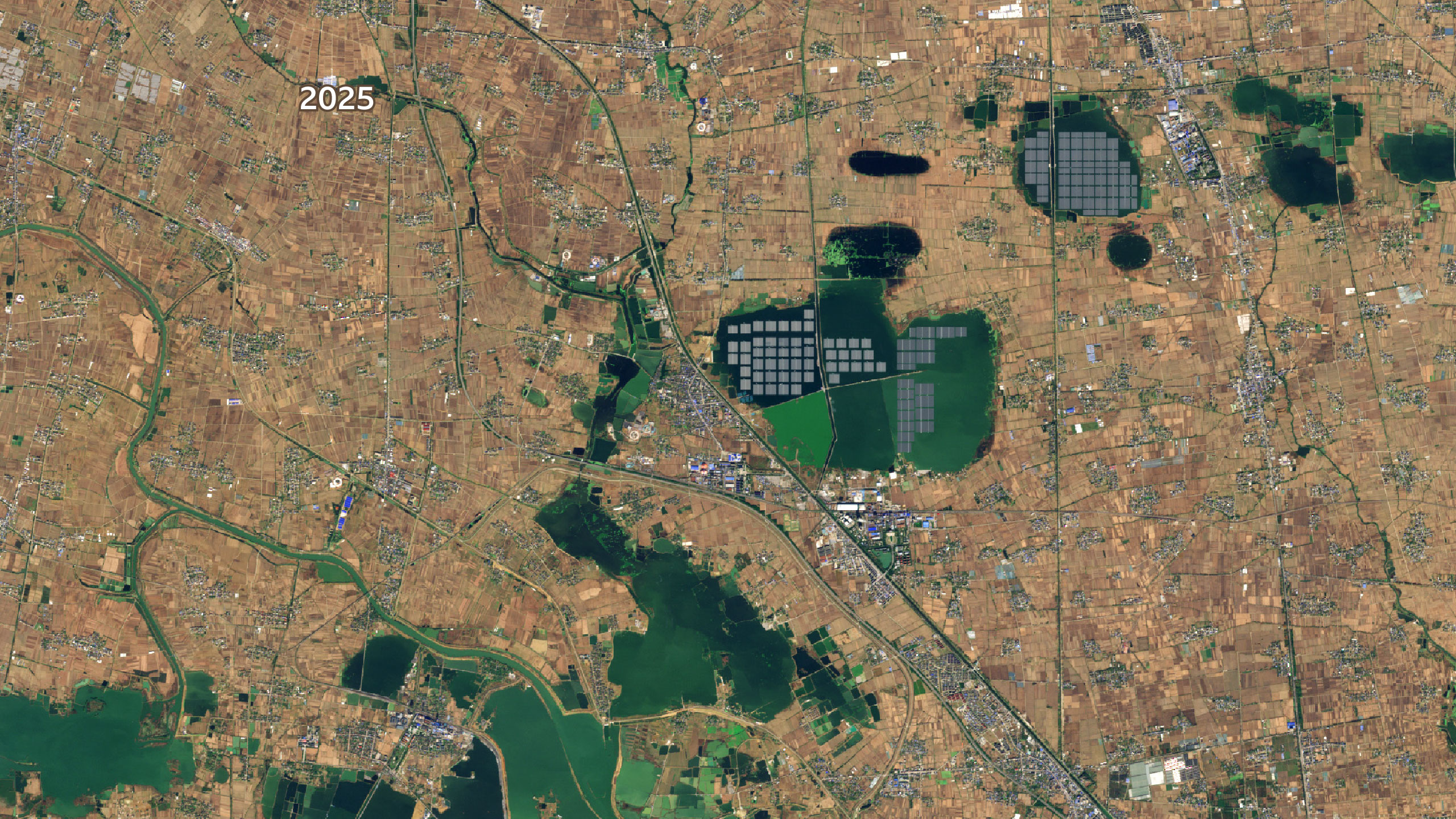 同一地區在2025年的衛星影像顯示,湖泊面積進一步擴大,數量亦有所增加。其中最大的幾個湖面上,可見成片太陽能板。