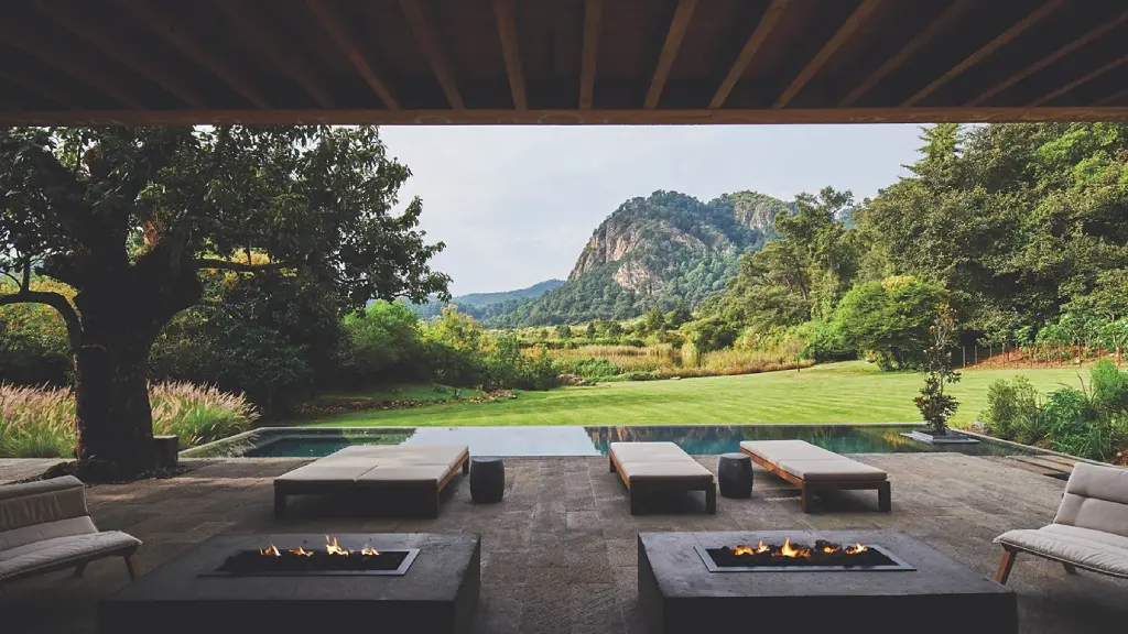 Remote rose-coloured modern home on a hillside at dusk (Credit: Richard Powers/ Courtesy of Rizzoli New York)