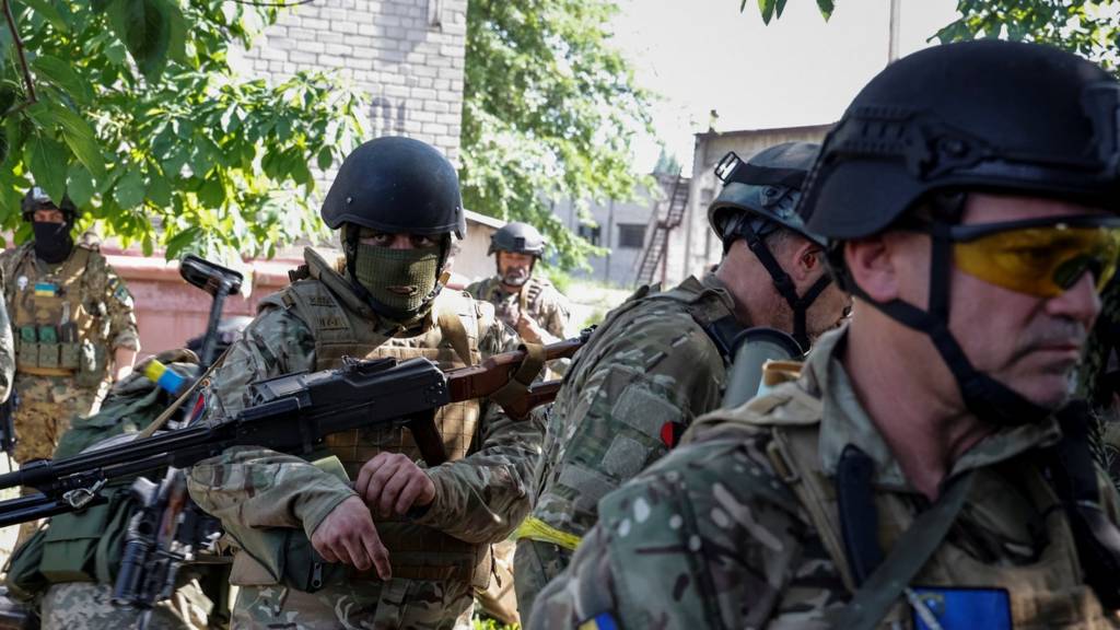 Ukraine latest: Ukrainians outnumbered but holding out in Severodonetsk -  Zelensky - BBC News