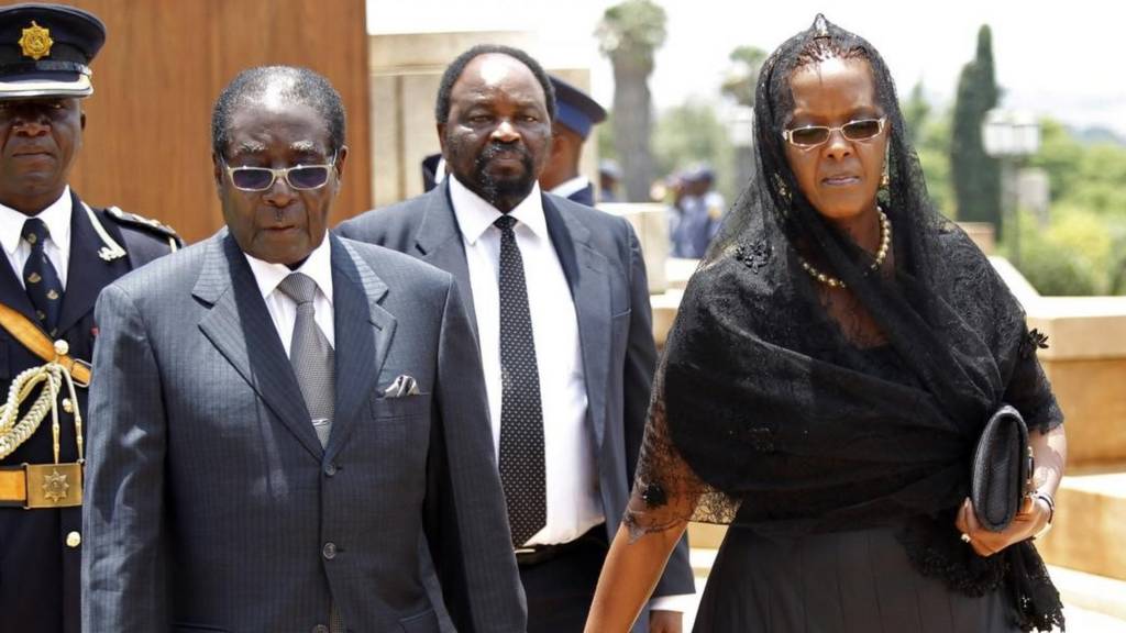 Au Zimbabwe, des blindés de l’armée contrôlent ce matin les accès au Parlement, au siège delà Zanu PF, le parti au pouvoir, et aux bureaux où le président Robert Mugabe réunit son gouvernement.