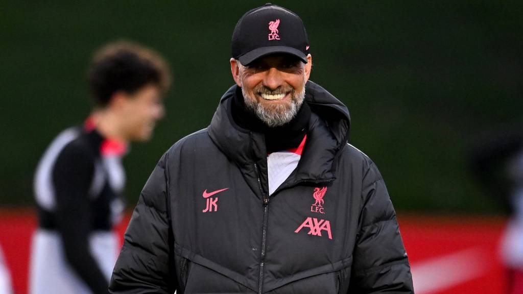 Liverpool manager Jurgen Klopp takes training