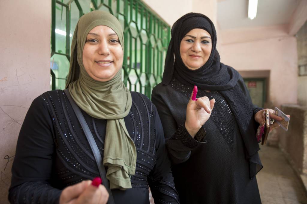 سيدتان مصريتان بعد التصوبت في اليوم الأول من الانتخابات في القاهرة
