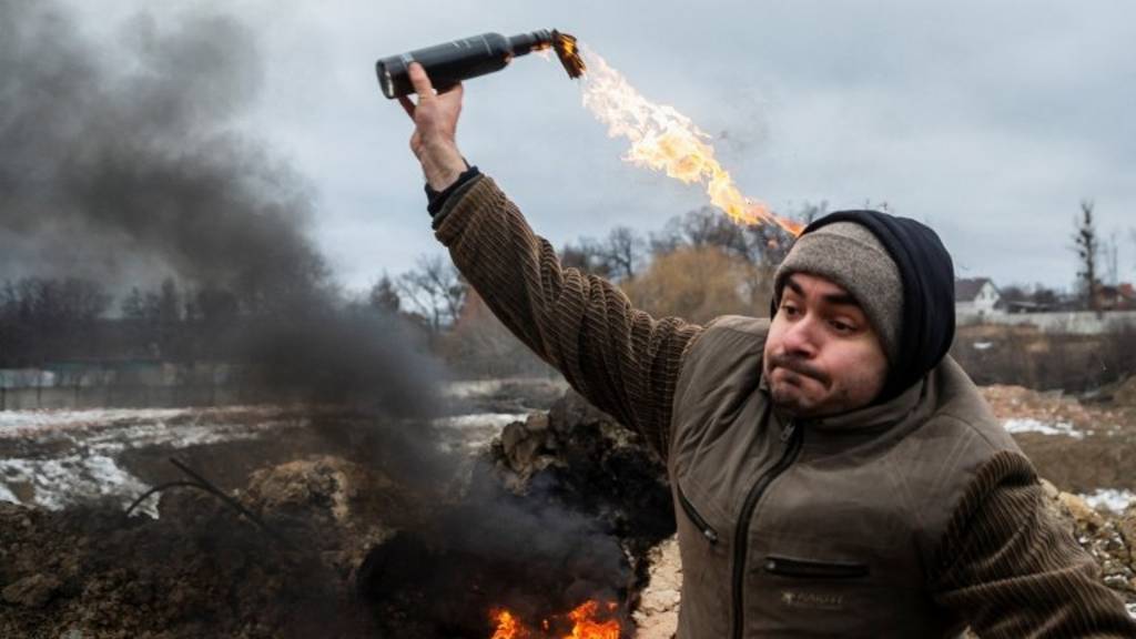مقاوم أوكراني في يده زجاجة حارقة