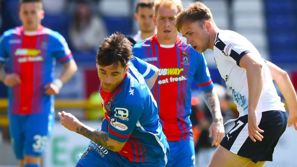 Inverness and Dundee players