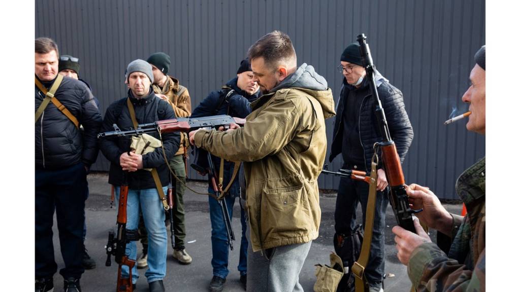 รัสเซีย ยูเครน ติดอาวุธชาวกรุงเคียฟ เตรียมพร้อมรับการรุกรานของกองทัพรัสเซีย บีบีซีไทย