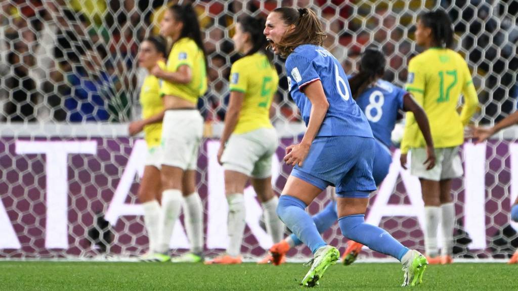 Luana of Brazil and Grace Geyoro of France compete for the ball