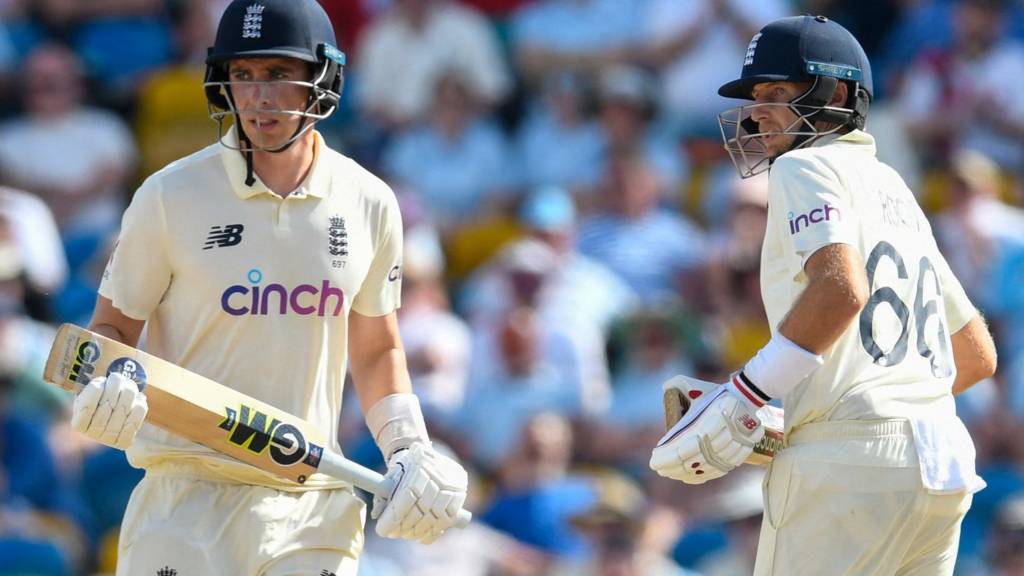 England batters Dan Lawrence (left) and Joe Root (right)