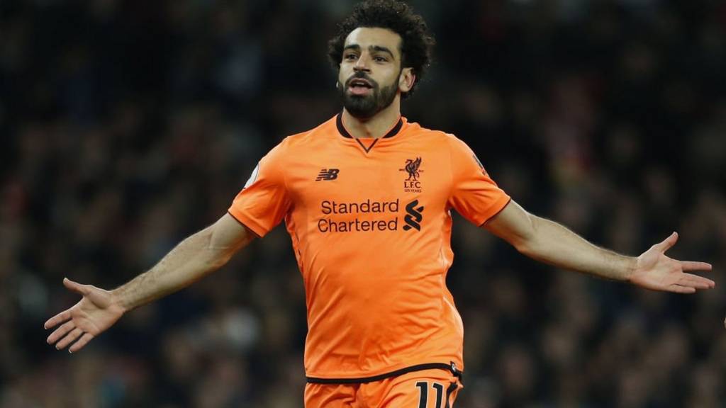 محمد صلاح المهاجم المصري في نادي ليفربول يحتفل بهدفه في مرمى أرسنال