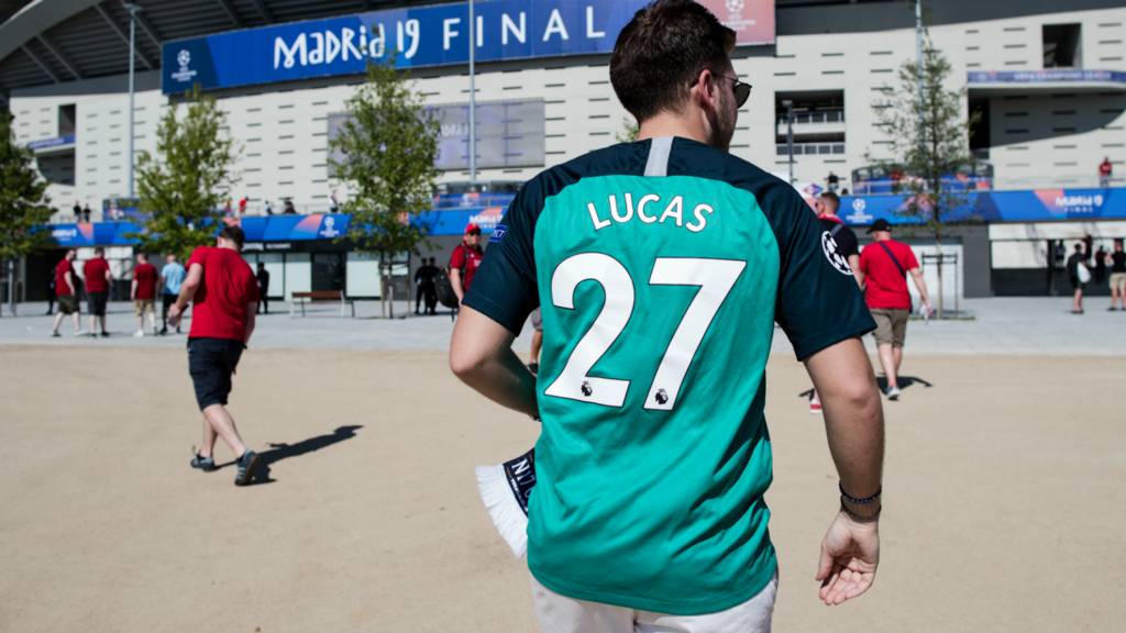A Tottenham Hotspur fan arrives