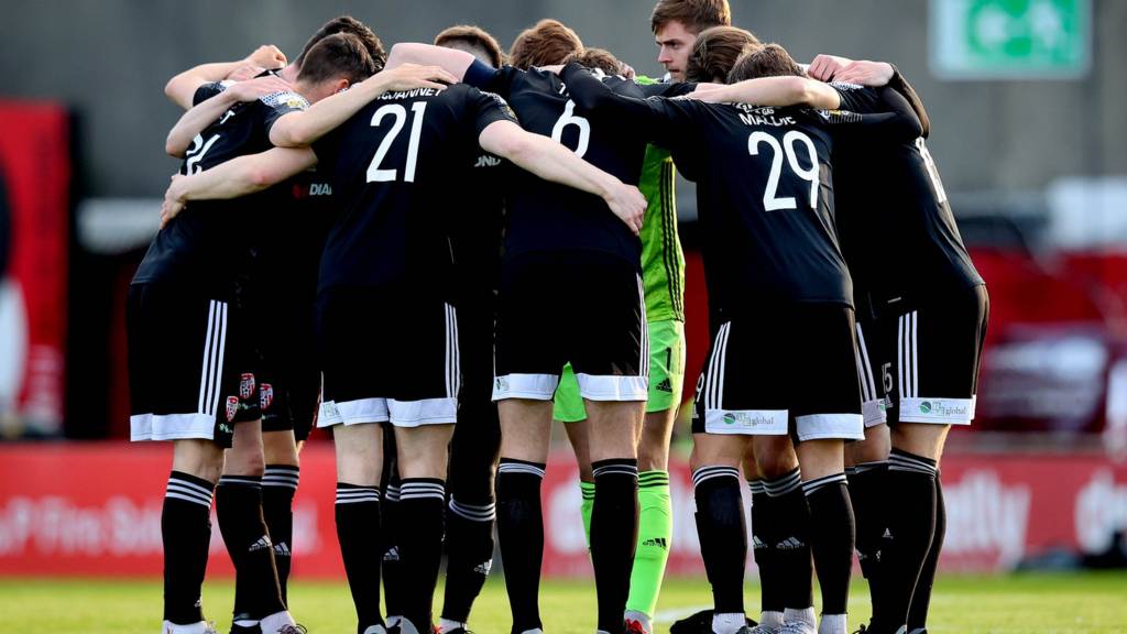 Derry City team huddle
