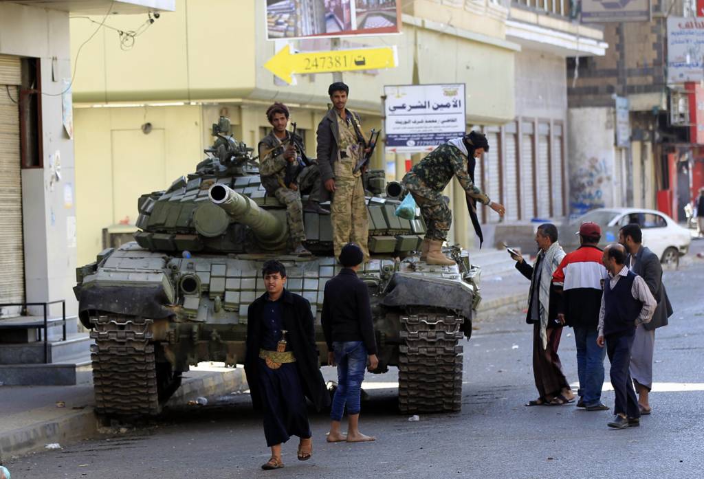 مقاتلون حوثيون يعتلون دبابة في منطقة قريبة من منزل صالح في صنعاء اليوم